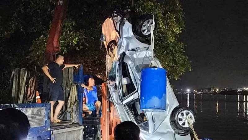 Chiếc xe ô-tô được trục vớt, đưa lên bờ vào rạng sáng cùng ngày.