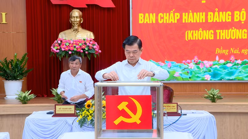 Bí thư Tỉnh ủy Đồng Nai Nguyễn Hồng Lĩnh thực hiện bỏ phiếu bầu chức danh Phó Bí thư Tỉnh ủy.