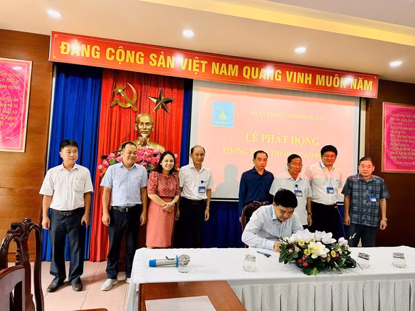 Lãnh đạo Sở Xây dựng Đồng Nai và trưởng các đơn vị trực thuộc ký cam kết tại buổi phát động phong trào thi đua cao điểm “Đẩy nhanh tiến độ hoàn thành các dự án trọng điểm, nhiệm vụ trọng tâm ngành xây dựng trong năm 2024”.