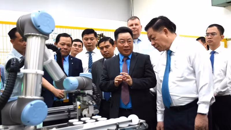 Đồng chí Nguyễn Trọng Nghĩa, Ủy viên Bộ Chính trị, Bí thư Trung ương Đảng, Trưởng ban Tuyên giáo và Dân vận Trung ương thăm khu thực hành Trường cao đẳng công nghệ quốc tế Lilama tại huyện Long Thành, tỉnh Đồng Nai.