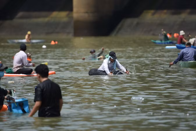 Người dân mang theo các ngư cụ, thuyền đến khu vực chân đập Thủy điện Trị An để bắt cá.
