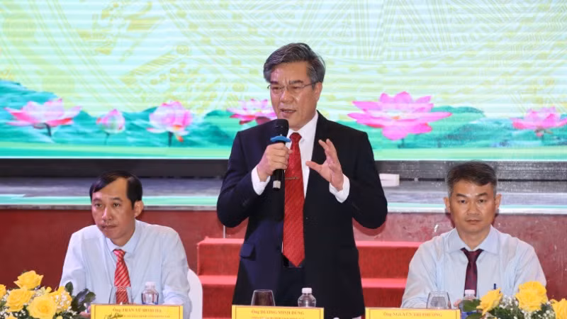 Phó Chủ tịch Ủy ban nhân dân tỉnh Đồng Nai Dương Minh Dũng trả lời ý kiến của doanh nghiệp FDI tại buổi đối thoại.