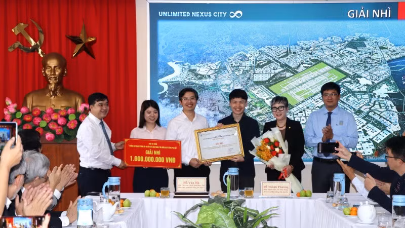 Lãnh đạo Ủy ban nhân dân tỉnh Đồng Nai và Sở Xây dựng trao giải nhì cuộc thi.