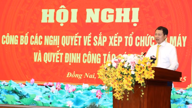 Đồng chí Vũ Hồng Văn, Bí thư Tỉnh ủy Đồng Nai phát biểu tại Hội nghị công bố các nghị quyết, quyết định về sắp xếp tổ chức bộ máy và công tác cán bộ.