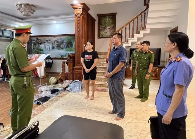 Cơ quan điều tra tống đạt quyết định khởi tố bị can, bắt tạm giam Lê Văn Hòa.