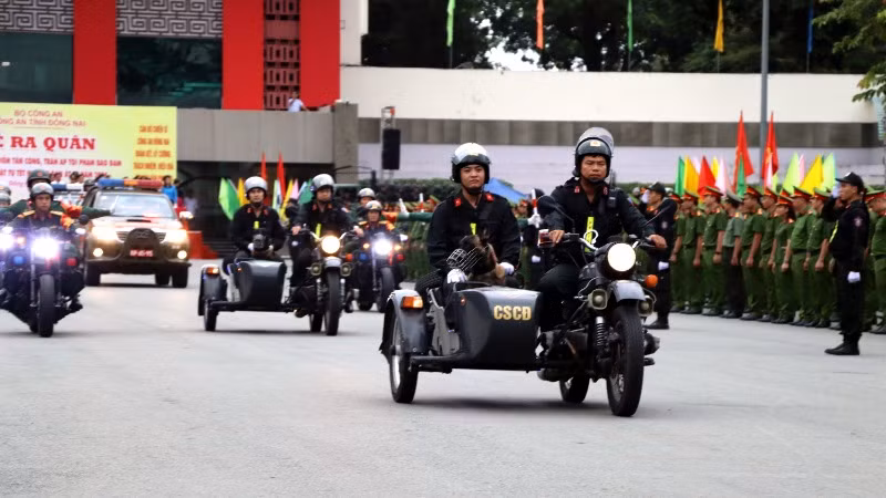 Chiến sĩ Công an tỉnh Đồng Nai ra quân tấn công, trấn áp tội phạm.