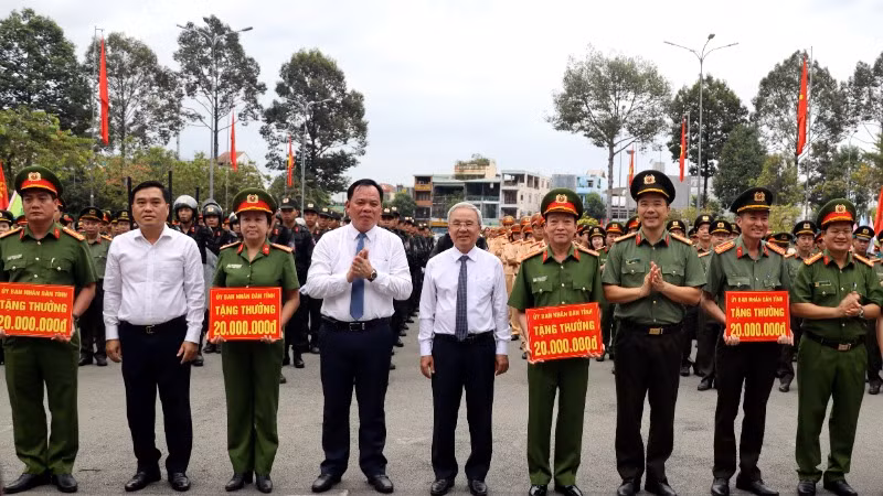 Lãnh đạo tỉnh Đồng Nai trao khen cho các đơn vị có thành tích xuất sắc trong đấu tranh phòng, chống tội phạm.