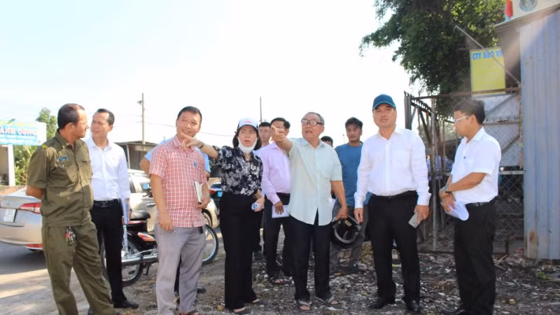 Ông Trần Minh Hoàng (thứ ba từ trái qua) trình bày kiến nghị với Đoàn công tác số 1 Thành ủy Biên Hòa.