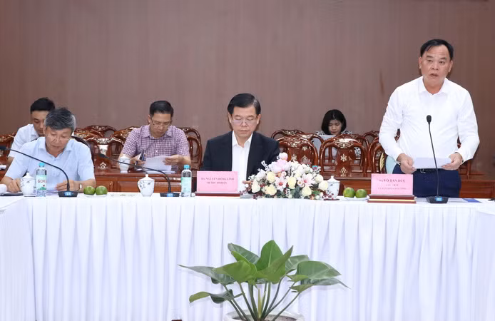 Phó Bí thư Tỉnh ủy, Chủ tịch Ủy ban nhân dân tỉnh Đồng Nai Võ Tấn Đức phát biểu tại Hội nghị.