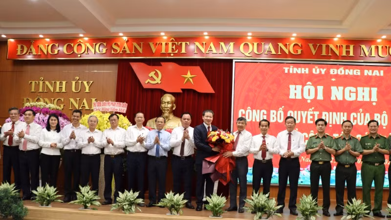 Các đồng chí lãnh đạo tỉnh Đồng Nai chúc mừng đồng chí Vũ Hồng Văn.