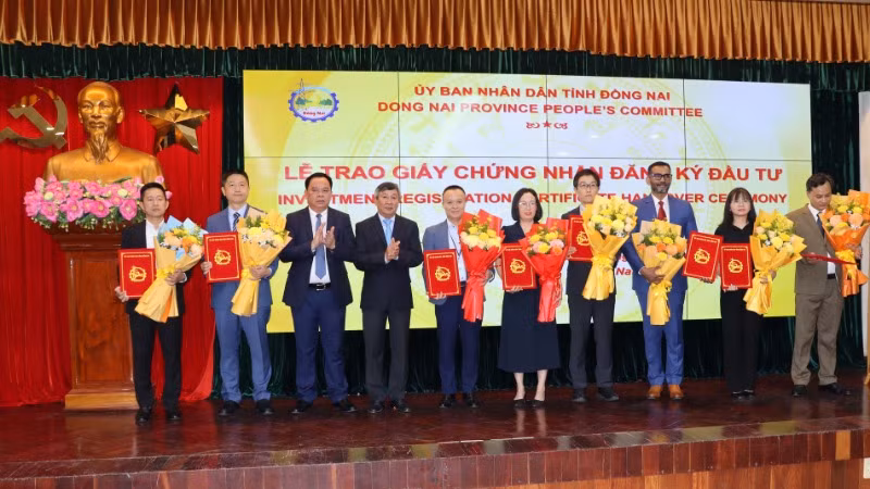 Lãnh đạo tỉnh Đồng Nai chúc mừng 8 nhà đầu tư nhận giấy chứng nhận đăng ký đầu tư mới.