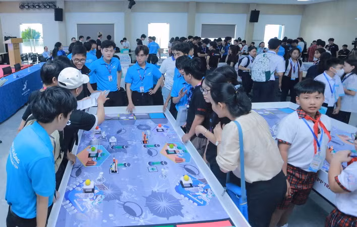 Các thí sinh tham gia cuộc thi Robo G. Các thí sinh tham gia cuộc thi Robo G.