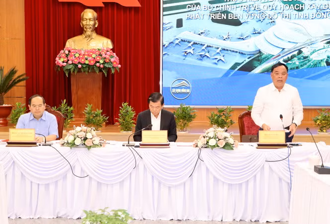 Các đồng chí lãnh đạo tỉnh Đồng Nai chủ trì hội nghị.