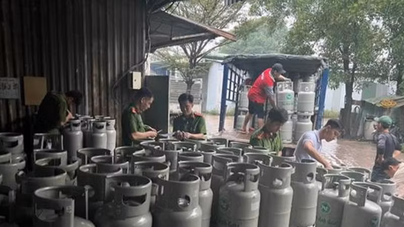 Lực lượng công bắt quả tang sang chiết gas trái phép tại Công ty trách nhiệm hữu hạn Toàn Năng Phát.