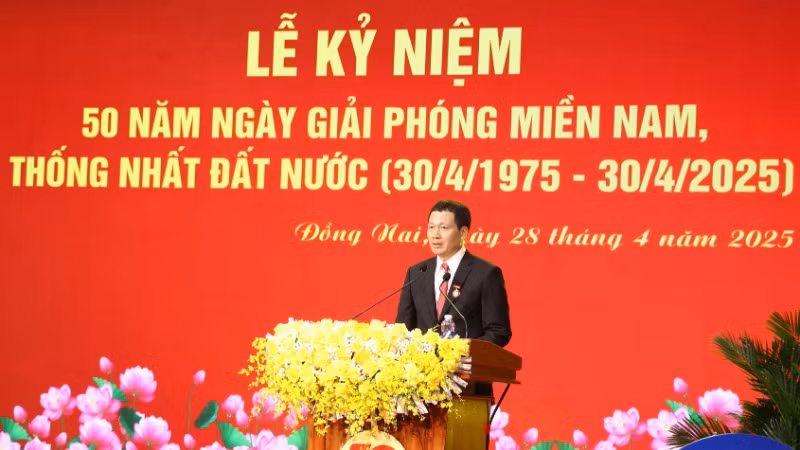 Đồng chí Vũ Hồng Văn, Bí thư Tỉnh ủy, Trưởng Đoàn đại biểu Quốc hội tỉnh Đồng Nai đọc diễn văn tại Lễ kỷ niệm.