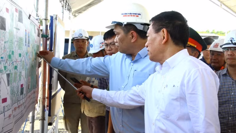 Phó Thủ tướng Hồ Đức Phớc nghe báo cáo tiến độ dự án cao tốc Bến Lức - Long Thành.