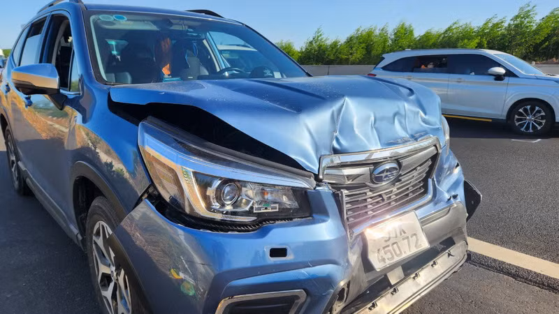 Xe ô-tô biển kiểm soát 51K-450.72 bị hư hỏng phần đầu.