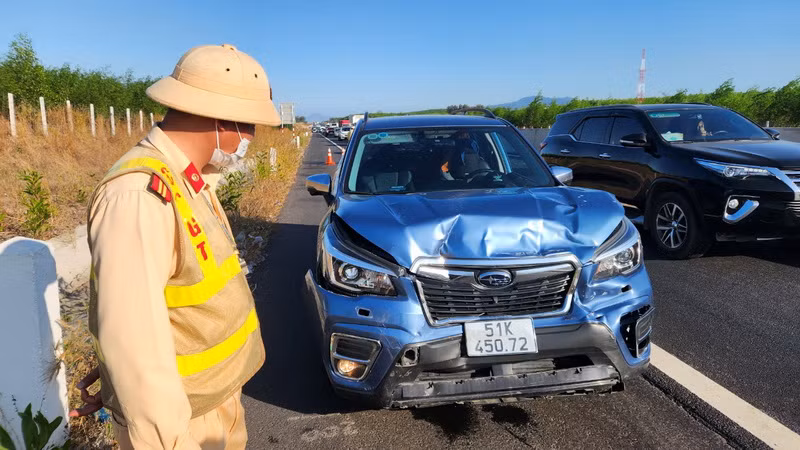 Lực lượng Cảnh sát giao thông xử lý vụ tai nạn.