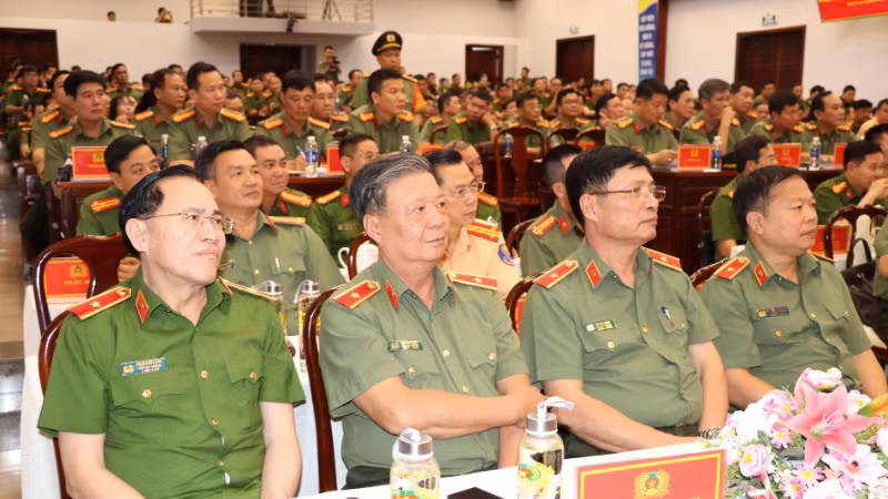 Lãnh đạo các cục nghiệp vụ Bộ Công an và đại biểu tham dự hội nghị.
