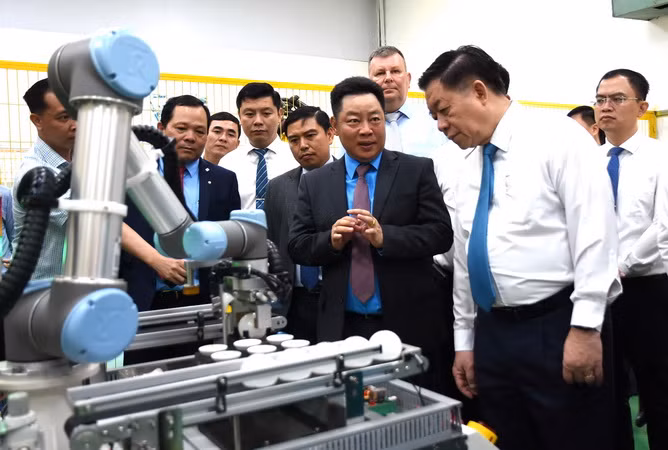 Đồng chí Trưởng Ban Tuyên giáo Trung ương Nguyễn Trọng Nghĩa cùng các đại biểu tham quan phòng thực hành Trường cao đẳng công nghệ quốc tế Lilama 2.