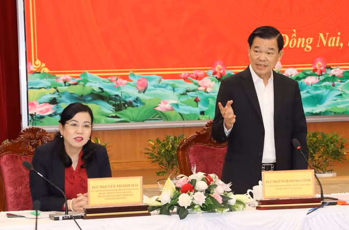 Bí thư Tỉnh ủy Đồng Nai Nguyễn Hồng Lĩnh chia sẻ kinh nghiệm của địa phương với lãnh đạo tỉnh Thái Nguyên.