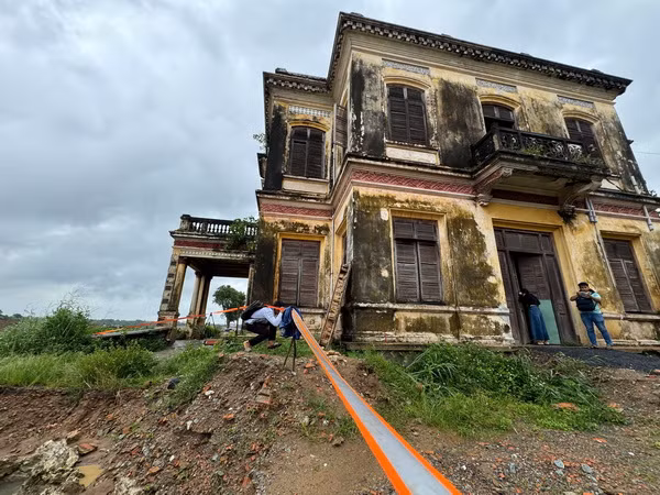 Cơ quan chức năng căng dây cảnh báo quanh khu biệt thự cổ.