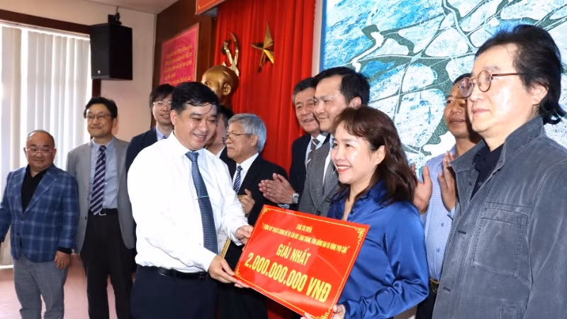 Phó Chủ tịch Ủy ban nhân dân tỉnh Đồng Nai Hồ Văn Hà trao giải nhất cuộc thi nhóm tác giả.