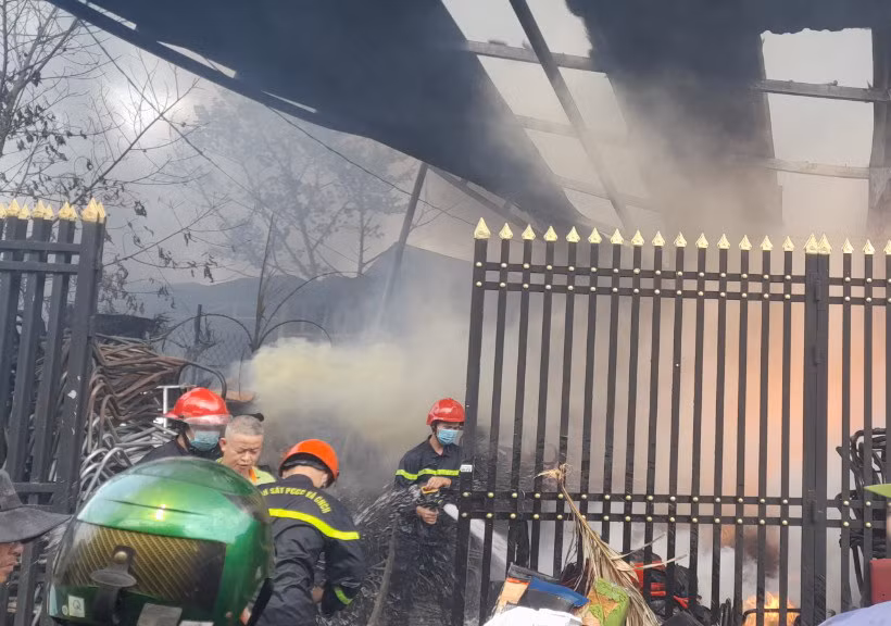 Lực lượng chức năng tiếp cận hiện trường để dập lửa.