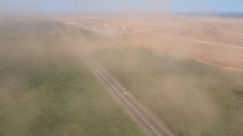 Việc thi công sân bay Long Thành những ngày qua làm bụi đỏ tấn công khu dân cư, đường cao tốc.