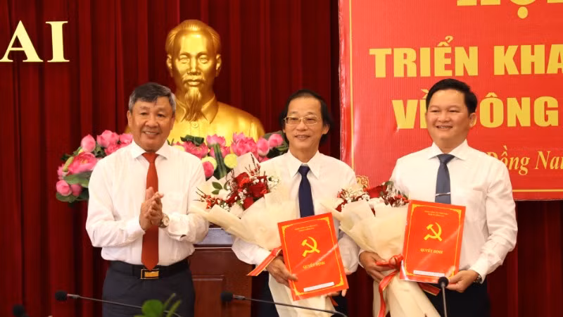 Phó Bí thư Thường trực Tỉnh ủy Đồng Nai Hồ Thanh Sơn trao quyết định cho đồng chí Nguyễn Hữu Nguyên (bên phải) và đồng chí Bùi Quang Huy (bên trái).