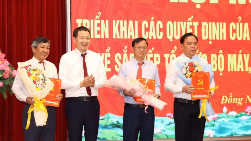 Bí thư Tỉnh ủy Đồng Nai Vũ Hồng Văn trao quyết định thành lập mới 2 đảng bộ và hợp nhất Ban Tuyên giáo và Dân vận Tỉnh ủy.