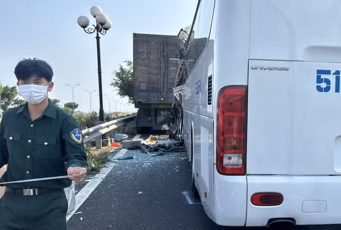 Lực lượng chức năng có mặt tại hiện trường xử lý vụ tai nạn.