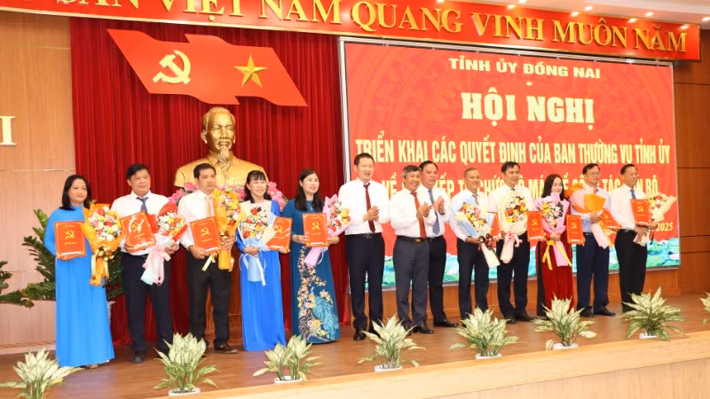 Các đồng chí trong Thường trực Tỉnh ủy trao quyết định cho các đồng chí nghỉ hưu trước tuổi và điều động, bổ nhiệm cán bộ.