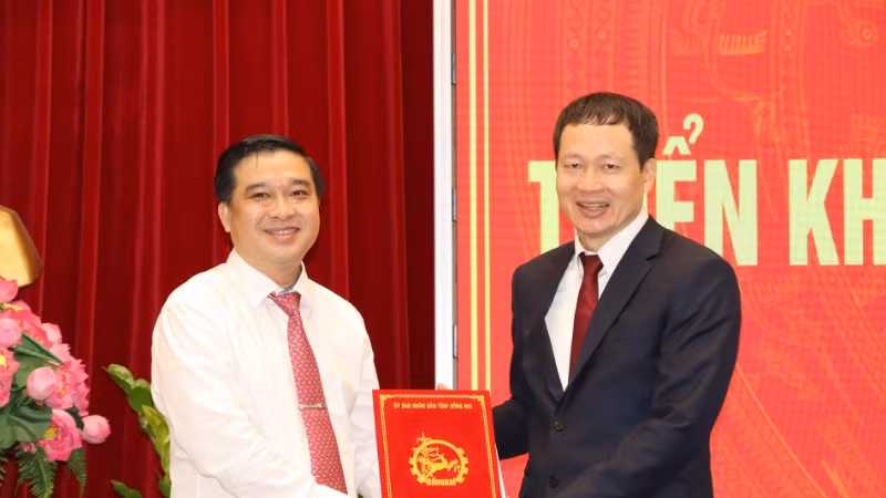 Bí thư Tỉnh ủy Đồng Nai Vũ Hồng Văn trao quyết định cho Phó Chủ tịch Ủy ban nhân dân tỉnh Hồ Văn Hà.