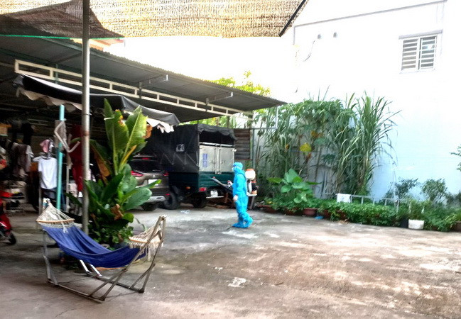 Phun thuốc khử trùng khu vực nhà anh T.