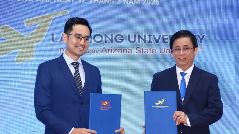 Đại diện Trường đại học Lạc Hồng và Đại học bang Arizona thực hiện nghi thức khởi động hợp tác.