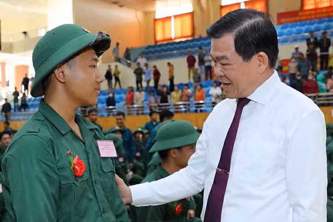 Bí thư Tỉnh ủy Đồng Nai Nguyễn Hồng Lĩnh động viên thanh niên huyện Định Quán trước giờ lên đường nhập ngũ. Ảnh: Huy Anh