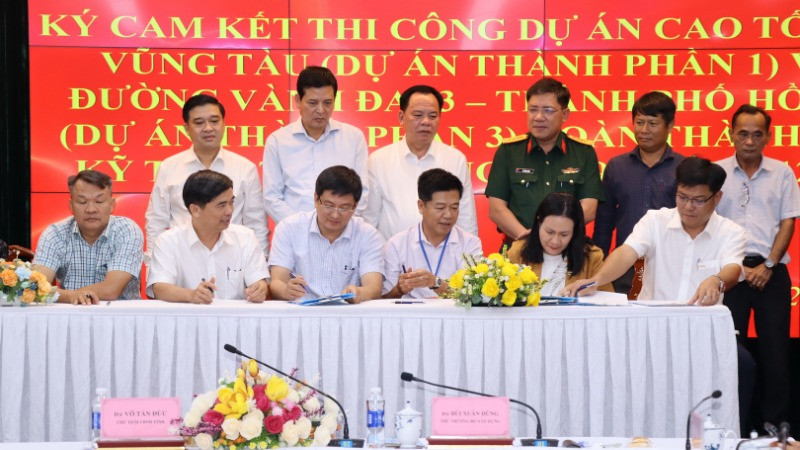 Lãnh đạo Bộ Xây dựng và tỉnh Đồng Nai chứng kiến đại diện các đơn vị tham gia ký kết.