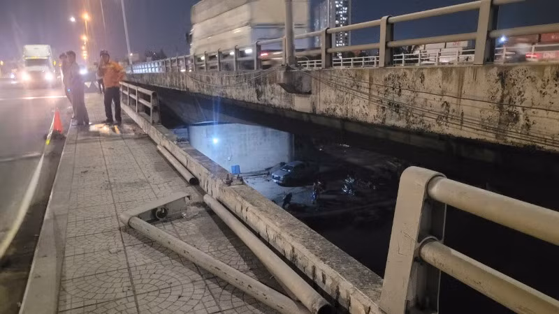 Thanh lan can cầu bị gãy sau khi ô-tô tông vào.