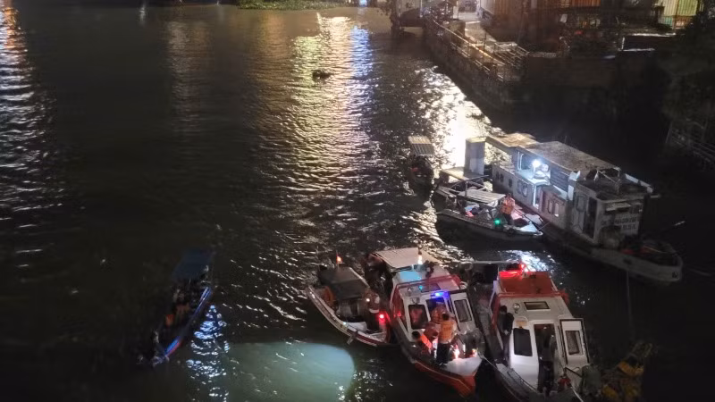 Ca nô được huy động để tổ chức tìm kiếm ô-tô 7 chỗ ngồi rơi xuống sống Đồng Nai.