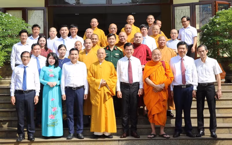 Lãnh đạo tỉnh Đồng Nai chụp ảnh lưu niệm cùng các chức sắc Ban Trị sự Giáo hội Phật giáo Việt Nam tỉnh Đồng Nai.