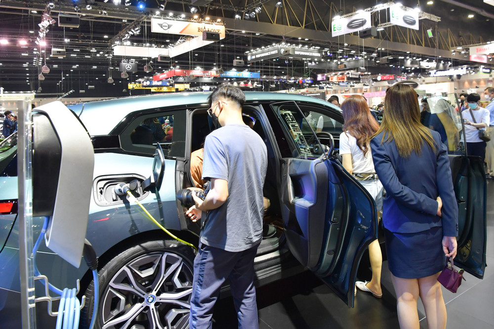 Người dân tham quan xe điện trưng bày tại Bangkok Motor Show 2023. (Ảnh: TUẤN ANH)