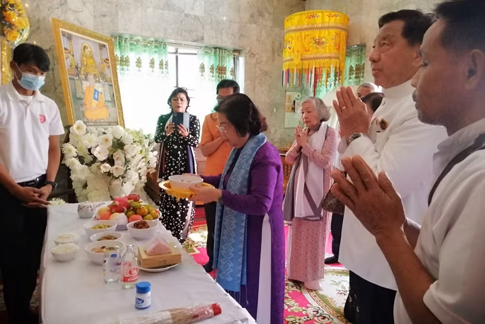 Nguyên Phó Chủ tịch nước Trương Mỹ Hoa dâng lễ tưởng niệm các anh hùng, liệt sĩ.