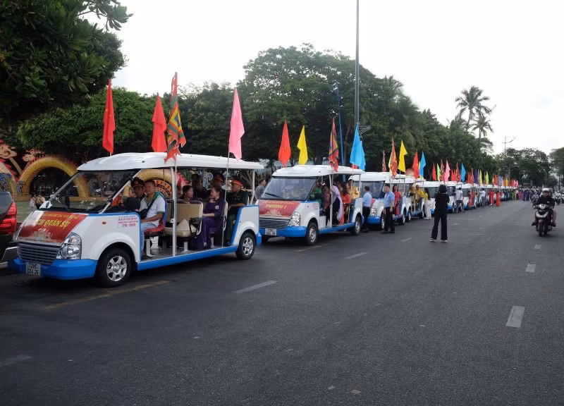 18 chiếc xe điện được trang trí cờ hoa rực rỡ diễu hành tại thành phố Vũng Tàu.