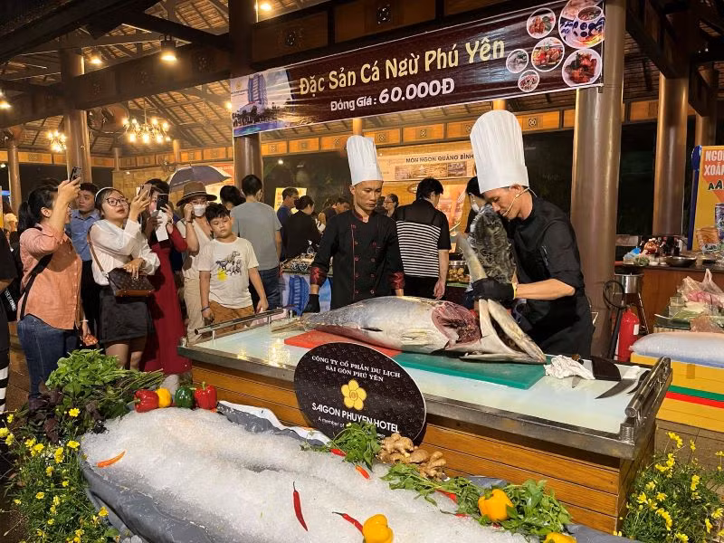 Biểu diễn ẩm thực tại Lễ hội Văn hóa Ẩm thực, Món ngon Saigontourist Group 2022.