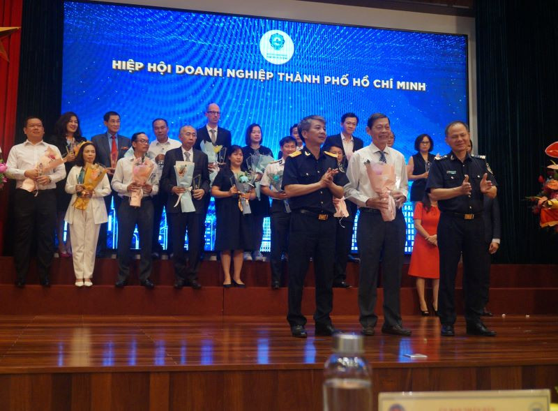 Lãnh đạo ngành hải quan trao Kỷ niệm chương biểu dương các doanh nghiệp tiêu biểu hoàn thành tốt nghĩa vụ thuế năm 2022.