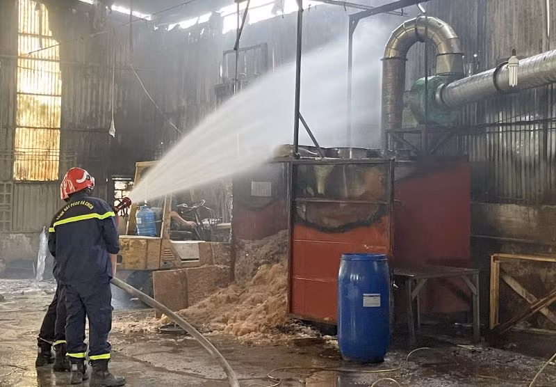 Lực lượng chức năng tiến hành phun nước dập lửa.