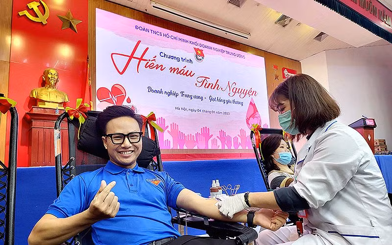 Tình nguyện viên sôi nổi tham gia hiến máu tại chương trình “Doanh nghiệp Trung ương - Giọt hồng yêu thương”.