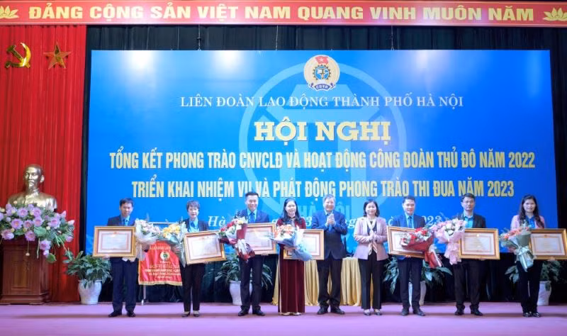 Trao Bằng khen của Thủ tướng Chính phủ tặng các tập thể, cá nhân.