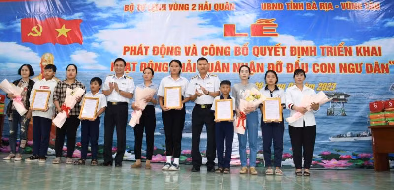 Trao Quyết định nhận đỡ đầu cho đơn vị và gia đình ngư dân.